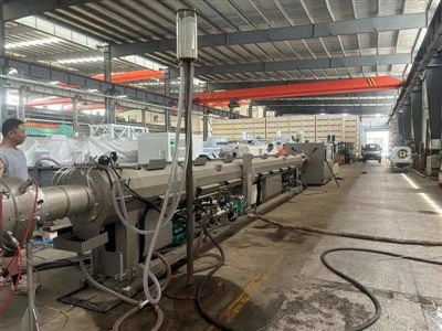 Testovací stroj na potrubie ABS